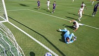 Gol kedua hanya berselang tiga menit kemudian, melalui aksi cerdik Dembélé yang memanfaatkan kesalahan umpan Antonio Rüdiger dan melewati Thibaut Courtois. (REUTERS/Kai Pfaffenbach)  