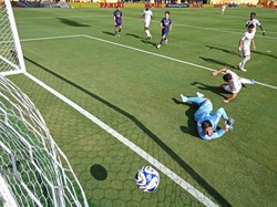 Gol kedua hanya berselang tiga menit kemudian, melalui aksi cerdik Dembélé yang memanfaatkan kesalahan umpan Antonio Rüdiger dan melewati Thibaut Courtois. (REUTERS/Kai Pfaffenbach)  