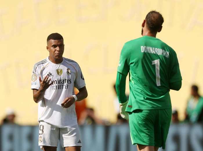 Soccer Football - FIFA Club World Cup - Semi Final - Paris St Germain v Real Madrid - MetLife Stadium, East Rutherford, New Jersey, U.S. - July 9, 2025 Real Madrid's Kylian Mbappe with Paris St Germain's Gianluigi Donnarumma after the match REUTERS/Lee Smith