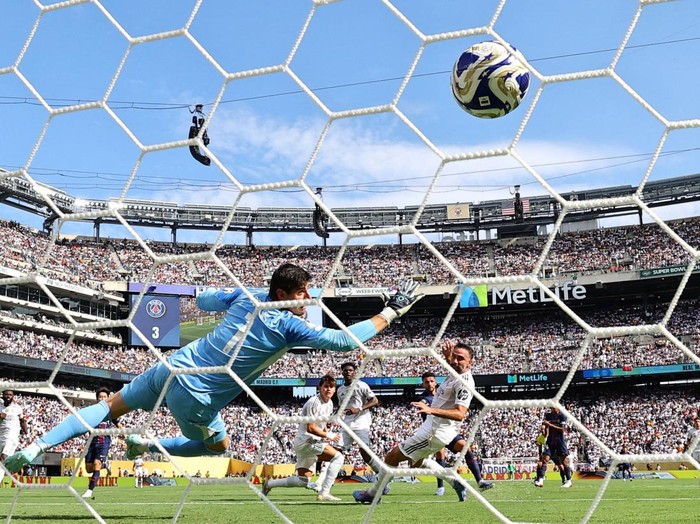 Soccer Football - FIFA Club World Cup - Semi Final - Paris St Germain v Real Madrid - MetLife Stadium, East Rutherford, New Jersey, U.S. - July 9, 2025 Paris St Germain's Goncalo Ramos scores their fourth goal past Real Madrid's Thibaut Courtois REUTERS/Kai Pfaffenbach     TPX IMAGES OF THE DAY