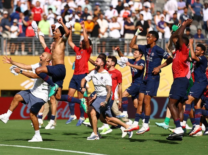 Soccer Football - FIFA Club World Cup - Semi Final - Paris St Germain v Real Madrid - MetLife Stadium, East Rutherford, New Jersey, U.S. - July 9, 2025 Paris St Germain's Marquinhos celebrates with teammates after the match REUTERS/Kai Pfaffenbach     TPX IMAGES OF THE DAY
