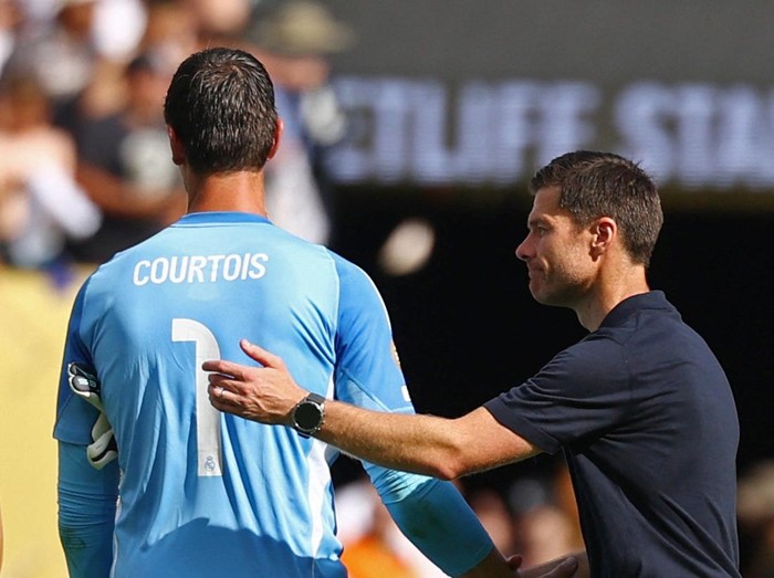 Soccer Football - FIFA Club World Cup - Semi Final - Paris St Germain v Real Madrid - MetLife Stadium, East Rutherford, New Jersey, U.S. - July 9, 2025 Real Madrid's Thibaut Courtois and coach Xabi Alonso look dejected after the match REUTERS/Kai Pfaffenbach