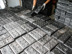 Pemkot Mataram Bagikan Paving Block Gratis untuk Warga