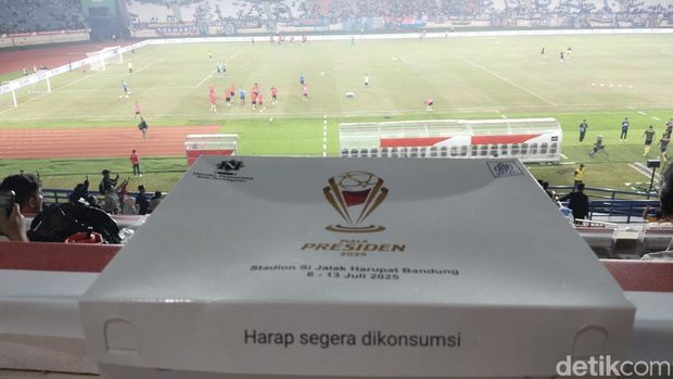 Nasi Kotak Piala Presiden 2025 yang dibagikan panitia untuk wartawan. Nasi kotak ini bikin jurnalis Inggris terpukau.