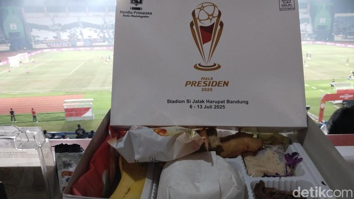 Nasi Kotak Piala Presiden 2025 yang dibagikan panitia untuk wartawan. Nasi kotak ini bikin jurnalis Inggris terpukau.