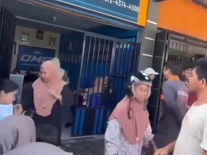Nasabah Geruduk Kantor OMC di Palu gegara Tak Bisa Tarik Uang Nasabah Geruduk Kantor OMC di Palu gegara Tak Bisa Tarik Uang