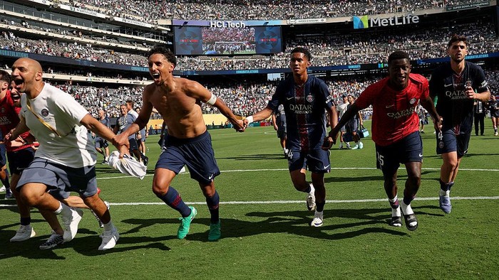EAST RUTHERFORD, NEW JERSEY - JULY 09: Paris Saint-Germain players celebrate after the teams victory during the FIFA Club World Cup 2025 semi-final match between Paris Saint-Germain and Real Madrid CF at MetLife Stadium on July 09, 2025 in East Rutherford, New Jersey. (Photo by Patrick Smith - FIFA/FIFA via Getty Images)