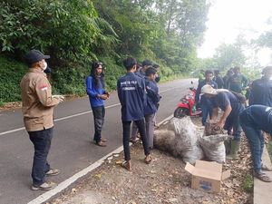 Miris! Sampah Menggunung di Jalur Pacet-Cangar Meski Sudah Dibersihkan Miris! Sampah Menggunung di Jalur Pacet-Cangar Meski Sudah Dibersihkan