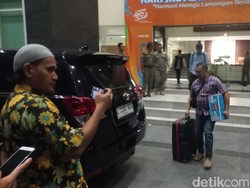 Penyidik KPK Kembali Keluar dari Gedung Pemkab Bawa Koper Besar