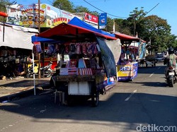 PKL Kuasai Trotoar Jalan Otista Bandung, Pengendara Cuma Elus Dada