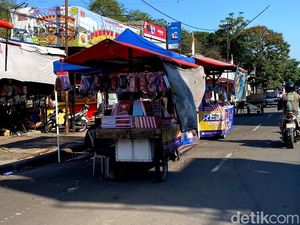 PKL Kuasai Trotoar Jalan Otista Bandung, Pengendara Cuma Elus Dada PKL Kuasai Trotoar Jalan Otista Bandung, Pengendara Cuma Elus Dada