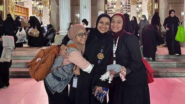 Potret pertemuan Shahnaz Haque dengan Ikang Fawzi dan keluarga.