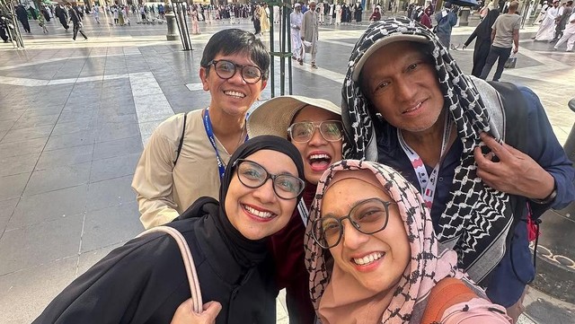 Berita Seputar Selebriti Insertlive Terkini : Shahnaz Haque Terharu Tak Sengaja Bertemu Ikang Fawzi Saat Umrah, Ini Potretnya