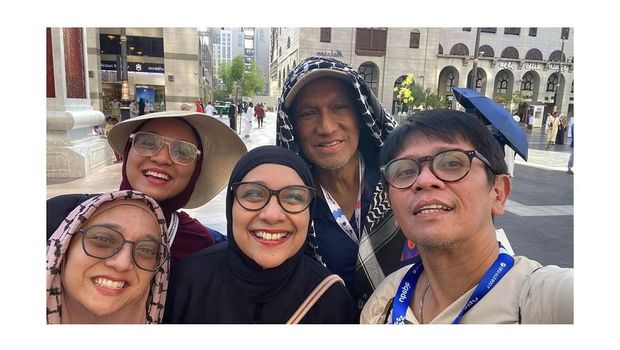Potret pertemuan Shahnaz Haque dengan Ikang Fawzi dan keluarga.