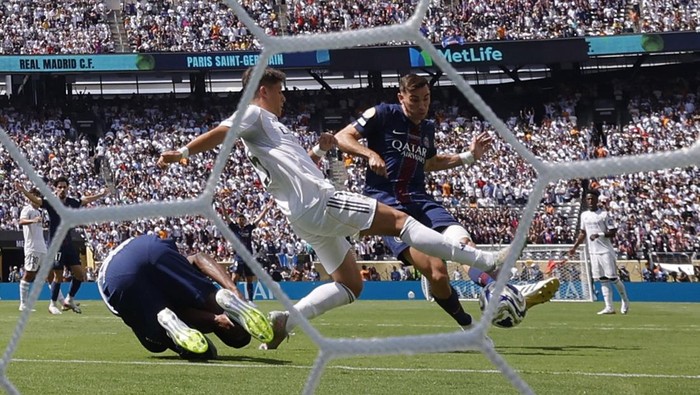 Soccer Football - FIFA Club World Cup - Semi Final - Paris St Germain v Real Madrid - MetLife Stadium, East Rutherford, New Jersey, U.S. - July 9, 2025  Paris St Germains Fabian Ruiz scores their first goal REUTERS/Amanda Perobelli