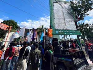 Mapala Demo! Tolak Keras Seaplane dan Glamping di Gunung Rinjani Mapala Demo! Tolak Keras Seaplane dan Glamping di Gunung Rinjani