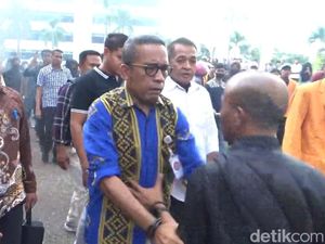 Demo Tolak Pilrek UHO Kendari Ricuh, Rektor dan Dosen Nyaris Baku Hantam Demo Tolak Pilrek UHO Kendari Ricuh, Rektor dan Dosen Nyaris Baku Hantam
