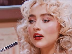 Tren Strawberry Jelly Lips ala Sabrina Carpenter, Bikin Wajah Lebih Segar Tren Strawberry Jelly Lips ala Sabrina Carpenter, Bikin Wajah Lebih Segar