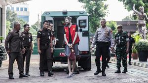 Santai Banget, Buron Interpol Rusia Diekstradisi Pakai Sandal