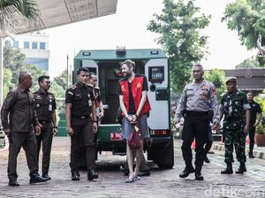 Santai Banget, Buron Interpol Rusia Diekstradisi Pakai Sandal