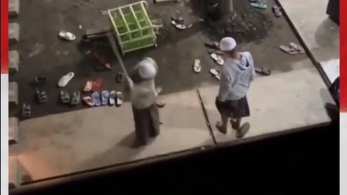Santri disangka menjadi korban cambuk pengasuh pondok di Malang. Santri disangka menjadi korban cambuk pengasuh pondok di Malang.
