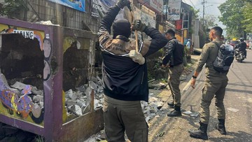 Satpol PP Bongkar 12 TPS Ilegal hingga Bangunan di Trotoar Puncak Bogor