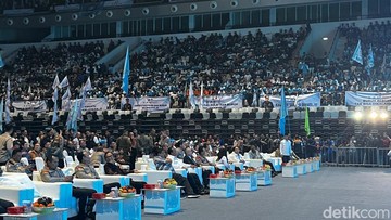 Para Buruh Penuhi Indonesia Arena Jelang Pemberian Penghargaan ke Kapolri
