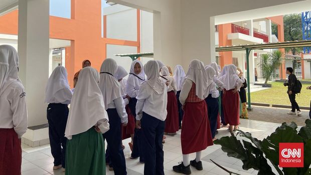 Sekolah Rakyat Menengah Pertama 6 Jakarta Timur Simulasi program Sekolah Rakyat Menengah Pertama 6 Jakarta Timur yang digelar pada 9–10 Juli 2025 disambut positif oleh para orang tua siswa dan guru. (CNNIndonesia/Kayla Nathaniel)