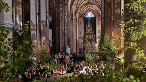 Seni Imersif Sulap Gereja Tua Polandia Jadi Hutan Urban