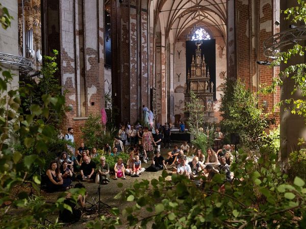 Seni Imersif Sulap Gereja Tua Polandia Jadi Hutan Urban