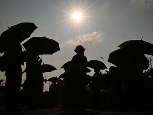 Payung Hitam di Depan Istana, Seruan Aksi Kamisan Tuntut Keadilan HAM Payung Hitam di Depan Istana, Seruan Aksi Kamisan Tuntut Keadilan HAM