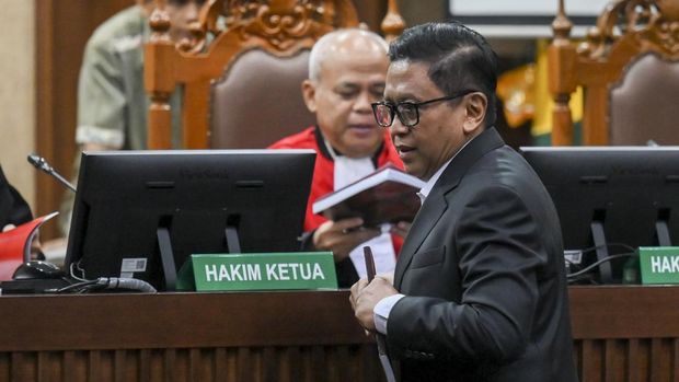 Terdakwa kasus dugaan suap pergantian antarwaktu (PAW) untuk anggota DPR Harun Masiku dan perintangan penyidikan, Hasto Kristiyanto menjalani sidang pembacaan nota pembelaan (pledoi) di Pengadlian Tipikor, Jakarta, Kamis (10/7/2025). Dalam sidang tersebut Hasto Kristiyanto membacakan nota pembelaanya yang ia tulis sendiri sebanyak 108 halaman.  ANTARA FOTO/Hafidz Mubarak A
