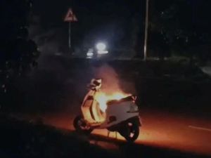 Ngeri! Skuter Listrik Ini Tiba-tiba Terbakar saat Dikendarai Ngeri! Skuter Listrik Ini Tiba-tiba Terbakar saat Dikendarai