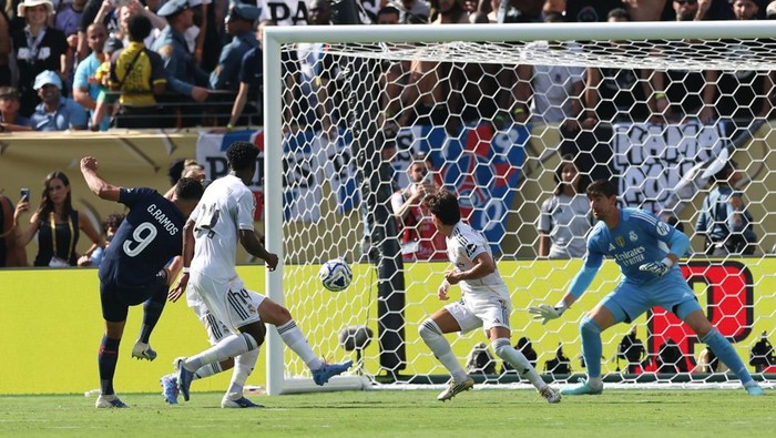 Soccer Football - FIFA Club World Cup - Semi Final - Paris St Germain v Real Madrid - MetLife Stadium, East Rutherford, New Jersey, U.S. - July 9, 2025  Paris St Germains Goncalo Ramos scores their fourth goal REUTERS/Amanda Perobelli
