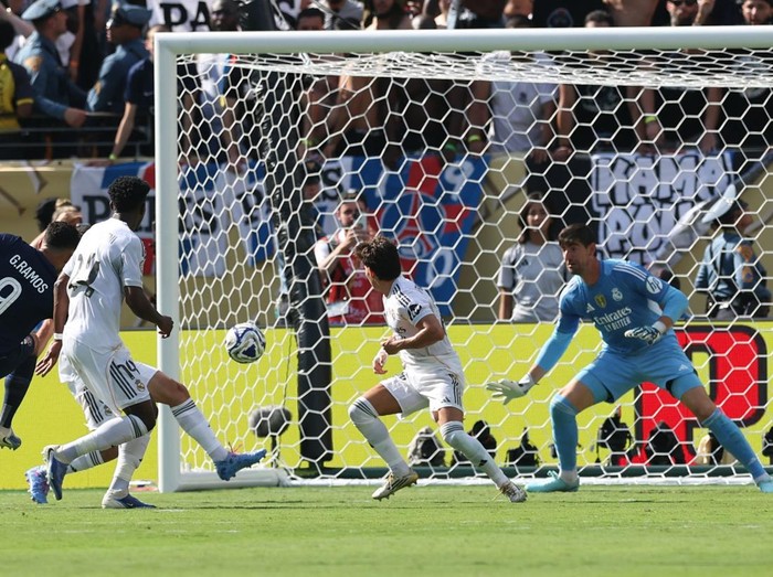 Soccer Football - FIFA Club World Cup - Semi Final - Paris St Germain v Real Madrid - MetLife Stadium, East Rutherford, New Jersey, U.S. - July 9, 2025  Paris St Germain's Goncalo Ramos scores their fourth goal REUTERS/Amanda Perobelli