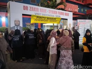 Peserta Ceramah Dr Zakir Naik di Stadion Gajayana Malang Berdatangan Peserta Ceramah Dr Zakir Naik di Stadion Gajayana Malang Berdatangan