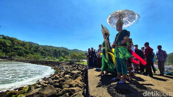 Keanggunan Aura Maulida Jadi Ratu di Festival Hari Nelayan