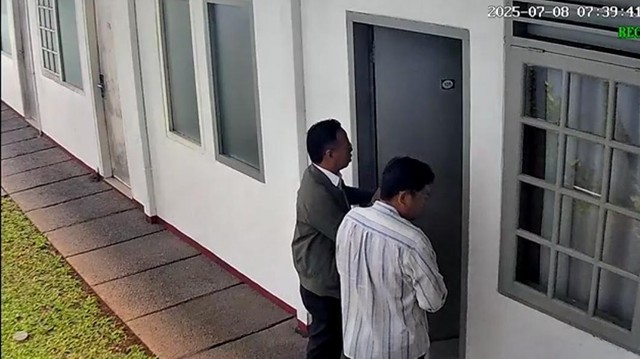 Berita Seputar Selebriti Insertlive Terkini : Isi CCTV usai Diplomat Kemlu Ditemukan Tewas Disorot, Ada yang Paksa Masuk Kamar