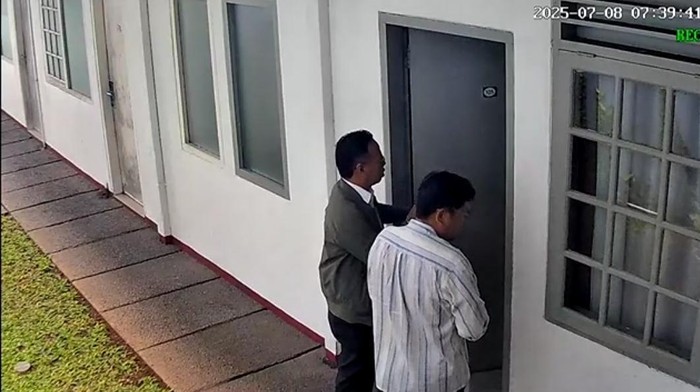 Tangkapan layar CCTV detik-detik diplomat Kemlu ditemukan tewas di kamar kos, pada Selasa (8/7/2025).