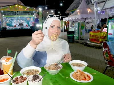 Tasyi Athasyia Kulineran di UMKM PRJ, Jajan Bakso hingga Soto Betawi