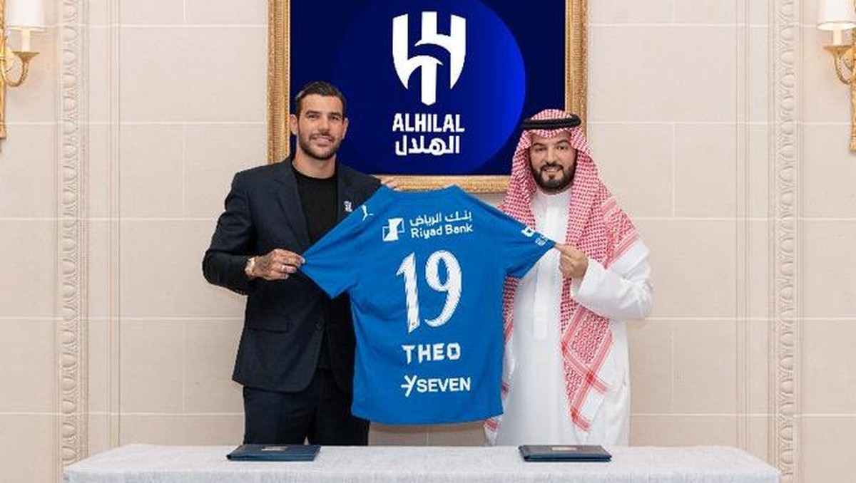 Theo Hernandez resmi berseragam Al Hilal. Foto: Dok. Al Hilal
