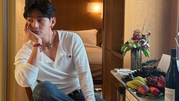 7 Gaya Boyfriend Material V BTS di Paris, Tubuh Makin Kekar Sejak Wamil