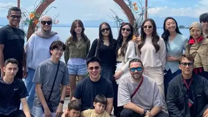 7 Foto Wulan Guritno & Baim Wong Liburan Bareng Geng Artis Naik Kapal Pinisi