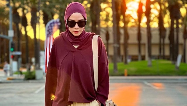 Update Informasi Selebriti InsertLive : Cari Ojol Pakai Jaket Kinclong di Jakarta, Zaskia Adya Mecca Sindir Gibran?