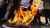 Aksi Bakar Draft RKUHAP di DPR, Protes Minimnya Partisipasi Publik