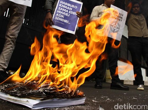 Aksi Bakar Draft RKUHAP di DPR, Protes Minimnya Partisipasi Publik