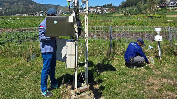 Alat pengukur cuaca otomatis atau automatic weather station (AWS) di kompleks Candi Arjuna, Dieng, milik BMKG. Foto diunggah Jumat (11/7/2025).