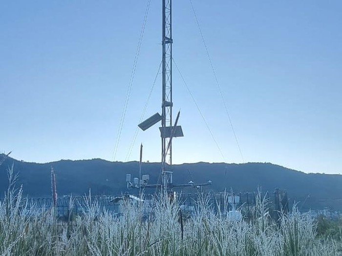 Alat pengukur cuaca otomatis atau automatic weather station (AWS) di kompleks Candi Arjuna, Dieng, milik BMKG. Foto diunggah Jumat (11/7/2025).