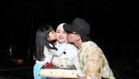 Muach! Kecupan Atta Halilintar dan Ameena di Ultah Aurel Hermansyah