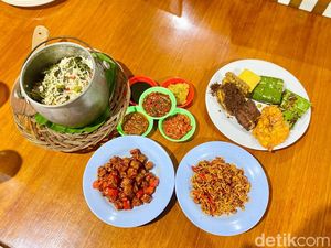 Ayam Goreng Fatmawati: Raos Pisan! Ayam Goreng dan Prasmanan Sunda Sejak 1989 Ayam Goreng Fatmawati: Raos Pisan! Ayam Goreng dan Prasmanan Sunda Sejak 1989